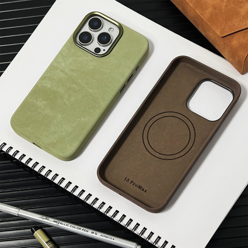 Soft flannel exterior with a sturdy PC core and smooth microfiber leather interior — designed for timeless elegance. MagSafe Compatible